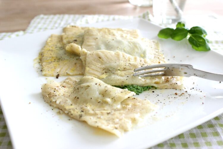 Food – selbstgemachte Spinat-Ricotta-Ravioli in Salbeibutter // Philips Pastamaker